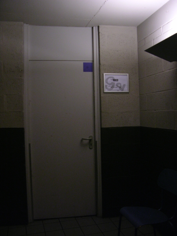 DSCN7451.JPG - 10cc's dressing room, Antwerp Sports Palace, 28.11.09.